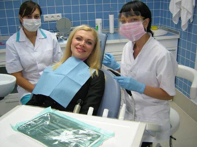 Czym płukać dziąsła po usunięciu zęba, by uniknąć bólu i infekcji? Skuteczne metody Czym płukać dziąsła po usunięciu zęba, by uniknąć bólu i infekcji? Skuteczne metody