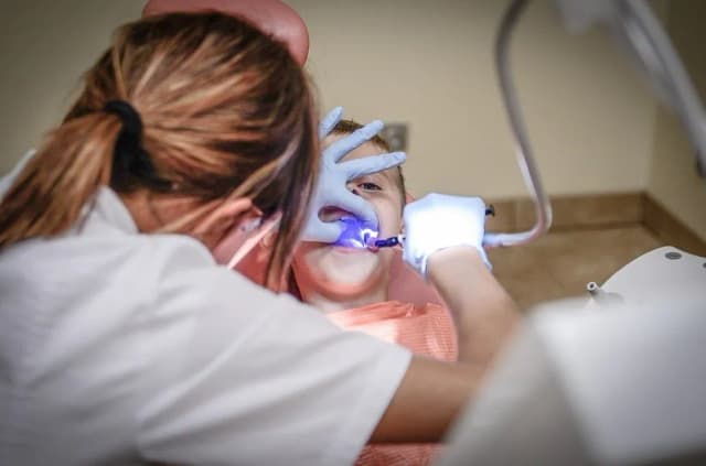 Jak umówić się do dentysty bez stresu i niepotrzebnych kosztów – praktyczne porady Jak umówić się do dentysty bez stresu i niepotrzebnych kosztów – praktyczne porady
