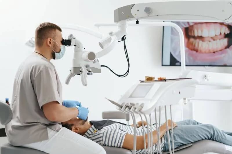 Jak dentysta usuwa kamień nazębny? Proces, metody i co warto wiedzieć przed zabiegiem Jak dentysta usuwa kamień nazębny? Proces, metody i co warto wiedzieć przed zabiegiem