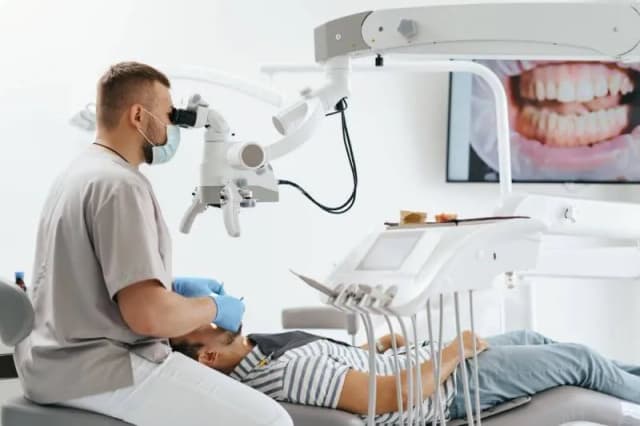 Jak dentysta usuwa kamień nazębny? Proces, metody i co warto wiedzieć przed zabiegiem Jak dentysta usuwa kamień nazębny? Proces, metody i co warto wiedzieć przed zabiegiem