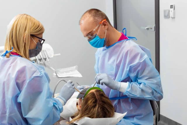 Ile kosztuje znieczulenie u dentysty? Sprawdź ceny i uniknij niepotrzebnych wydatków Ile kosztuje znieczulenie u dentysty? Sprawdź ceny i uniknij niepotrzebnych wydatków